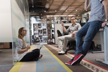 Günlük takım toplantısı ve beyin fırtınası.