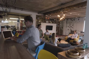 Takım toplantısı ve beyin fırtınası.