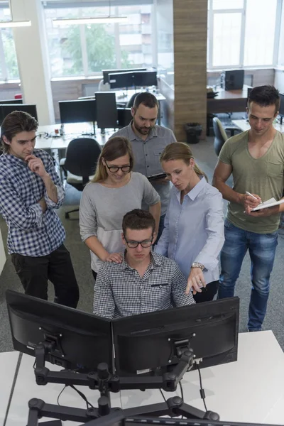 Startup business people groep werken als team om oplossing te vinden — Stockfoto