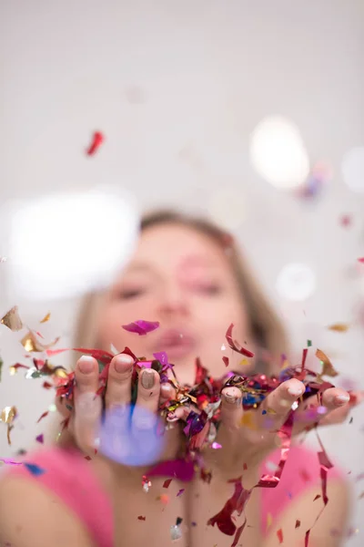 Belle Femme Soufflant Des Confettis Dans Air Partie Nouvelles Années — Photo