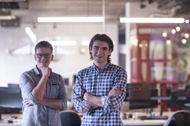 Modern ofis içinde iş ekibi portresi kurun