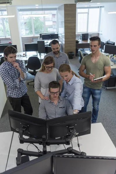 Startup business people groep werken als team om oplossing te vinden — Stockfoto