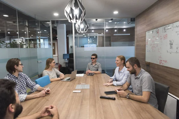 Negócio Inicialização Jovens Criativos Grupo Brainstorming Reunião Escritório Usando Laptop — Fotografia de Stock