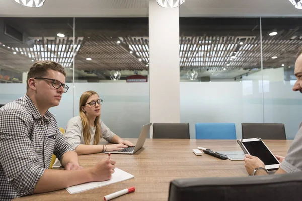 Equipe de negócios de inicialização na reunião — Fotografia de Stock