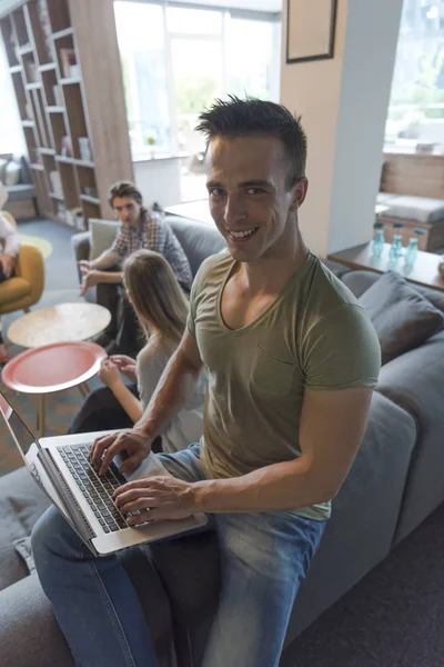 Homme d'affaires au bureau moderne — Photo