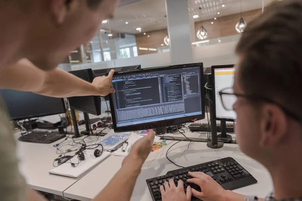 Start-up-Gruppe arbeitet als Team an Lösung — Stockfoto