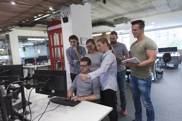 Start-up-Gruppe arbeitet als Team an Lösung — Stockfoto