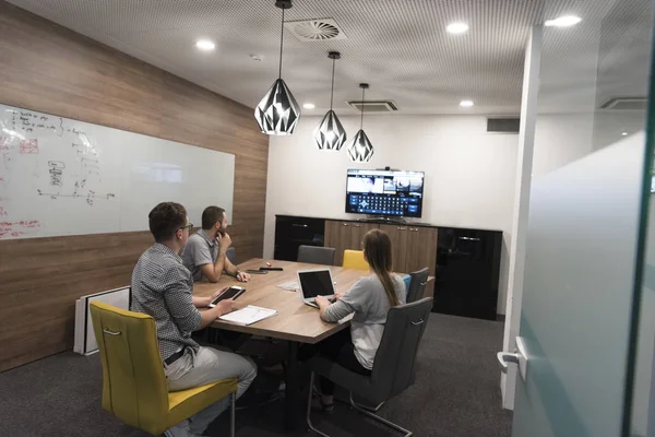 Startup business team op vergadering — Stockfoto