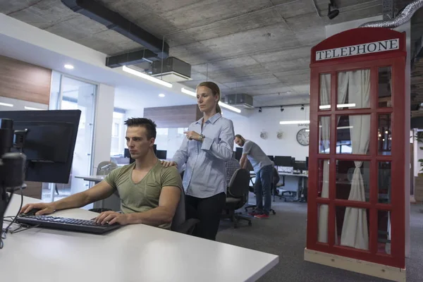 Couple d'affaires au bureau — Photo