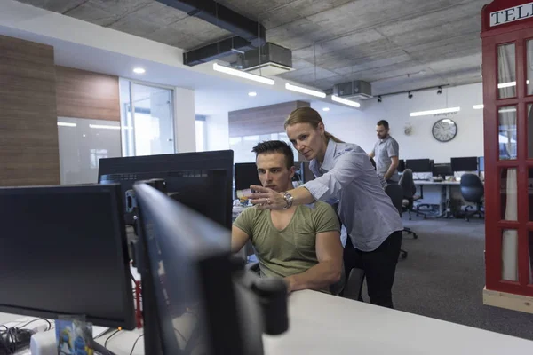 Business couple at office — Stock Photo, Image