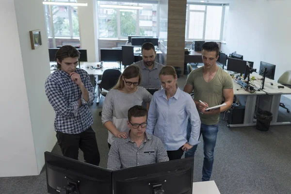 Startupföretag grupp arbetar som team för att hitta en lösning — Stockfoto