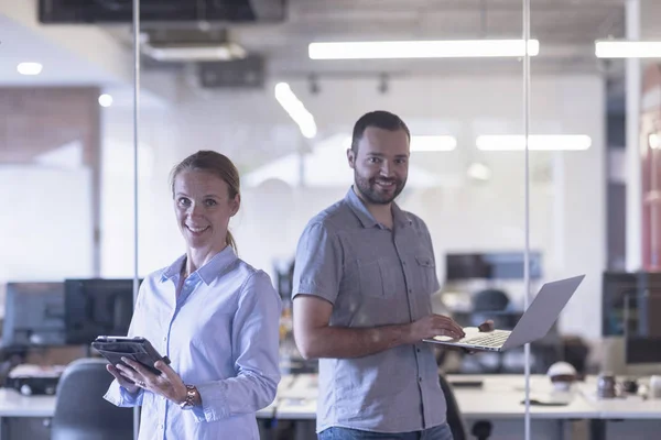 Business couple at office — Stock Photo, Image