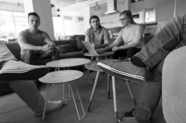 Takım toplantısı ve beyin fırtınası.