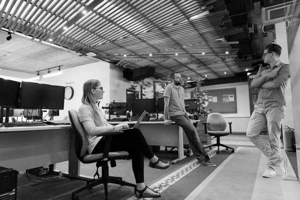 Günlük takım toplantısı ve beyin fırtınası.