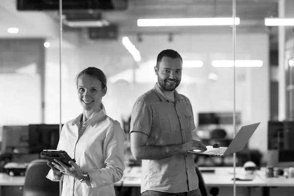 Geschäftspaar im Büro — Stockfoto