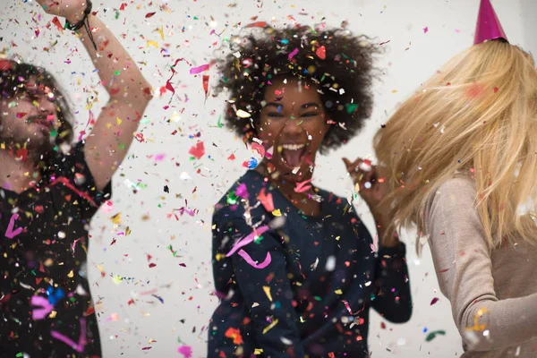 Confettis Fête Heureux Groupe Jeunes Célébrant Nouvel Tout Dansant Amusez — Photo