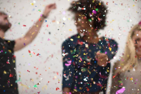 Confettis Fête Heureux Groupe Jeunes Célébrant Nouvel Tout Dansant Amusez — Photo