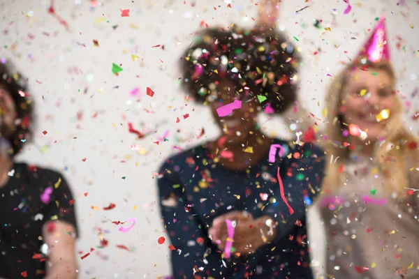 Confetti partij gelukkige jongeren — Stockfoto