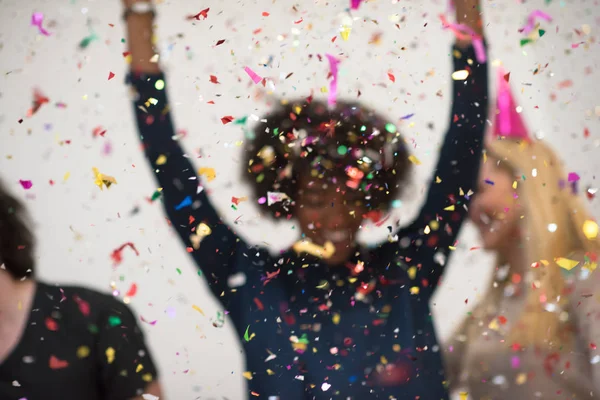 Confetti partij gelukkige jongeren — Stockfoto