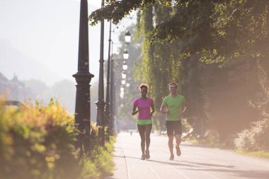 genç çok ırklı çift şehirde koşu