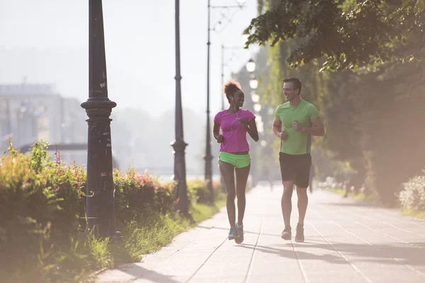 genç çok ırklı çift şehirde koşu