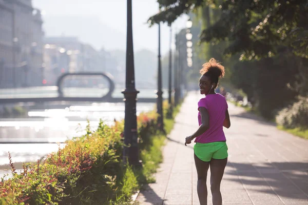 Donna afroamericana che fa jogging in città — Foto Stock