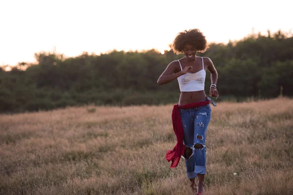 Joven mujer negra en la naturaleza —  Fotos de Stock