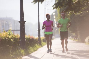 genç çok ırklı çift şehirde koşu