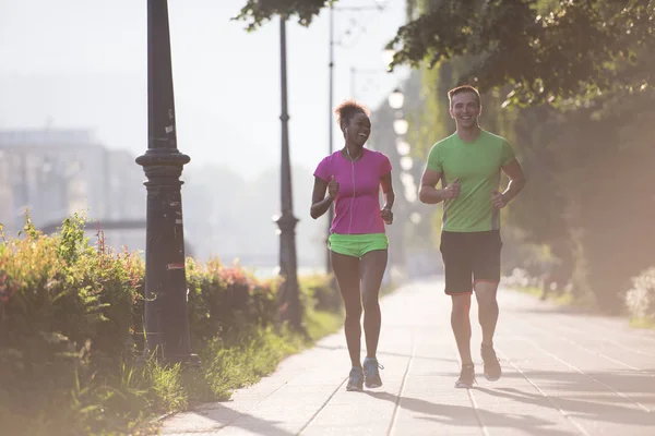 genç çok ırklı çift şehirde koşu