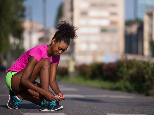 African american woman löpare åtdragning Skosnöre — Stockfoto