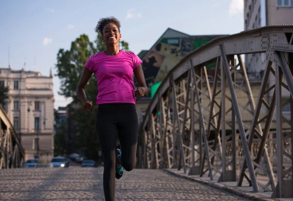 African american vrouw die dwars over de brug — Stockfoto