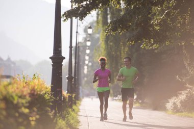 genç çok ırklı çift şehirde koşu