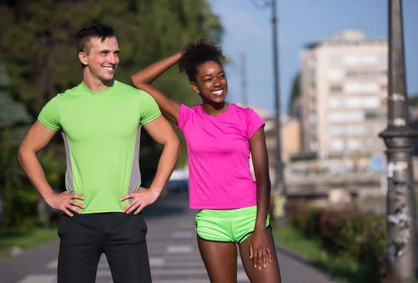 Retrato de jovem casal jogging multiétnico pronto para correr — Fotografia de Stock