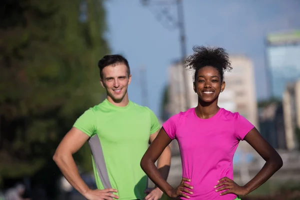 Portret młodego multietnic do biegania para gotowa do uruchomienia — Zdjęcie stockowe