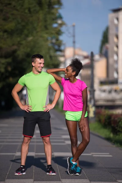 Portré fiatal multietnic pár készen áll a futtatható jogging — Stock Fotó