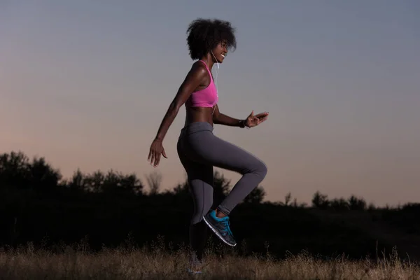 Mulher negra está fazendo alongamento exercício relaxante e aquecimento — Fotografia de Stock