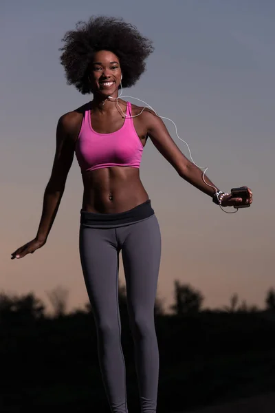 Negro mujer está haciendo estiramiento ejercicio relajante y calentar — Foto de Stock