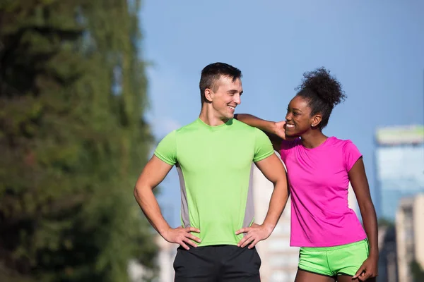 Portrait de jeune couple de jogging multietnic prêt à courir — Photo