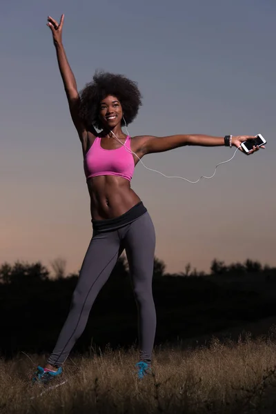 Mulher negra está fazendo alongamento exercício relaxante e aquecimento — Fotografia de Stock