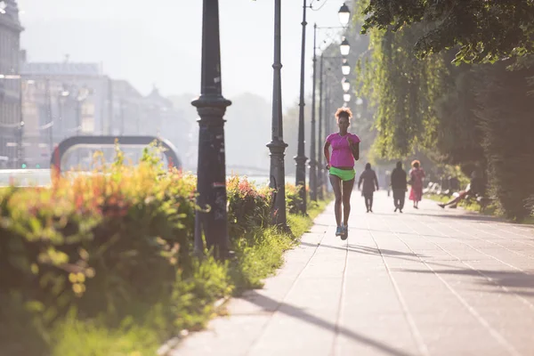 Donna afroamericana che fa jogging in città — Foto Stock