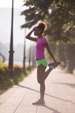 Siyah kadının ısınma ve germe yapması