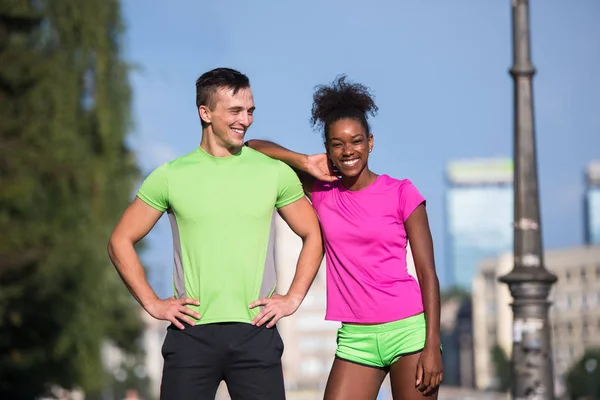 Portrait de jeune couple de jogging multietnic prêt à courir — Photo