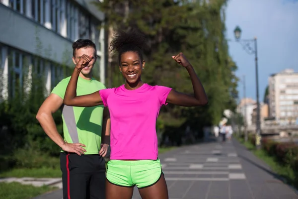 Retrato de jovem casal jogging multiétnico pronto para correr — Fotografia de Stock