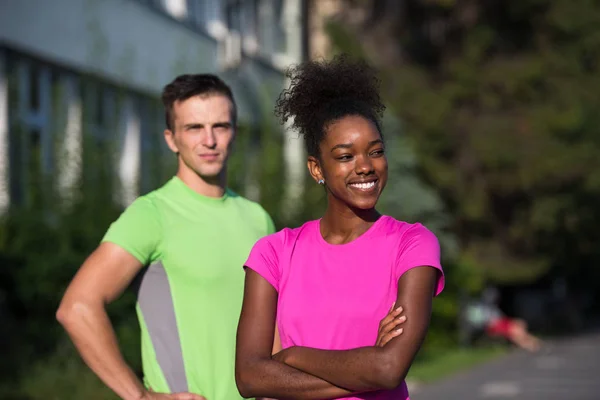 Retrato de jovem casal jogging multiétnico pronto para correr — Fotografia de Stock