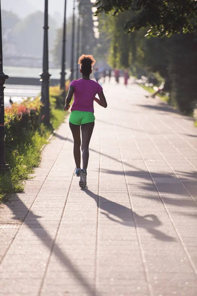 Afroamerikanerin joggt in der Stadt — Stockfoto