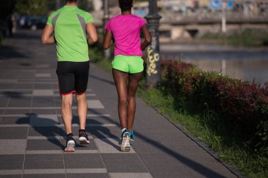 çok ırklı kaç şehirde koşu gülümseyen genç