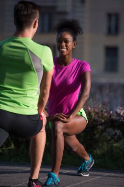 Isınma ve germe şehirde koşu Çift