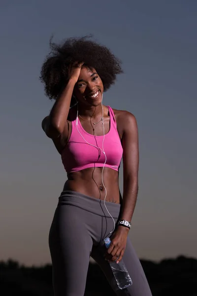 Mujer afroamericana corriendo en la naturaleza — Foto de Stock