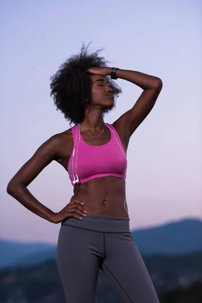 Retrato de mulher afro-americana correndo na natureza — Fotografia de Stock