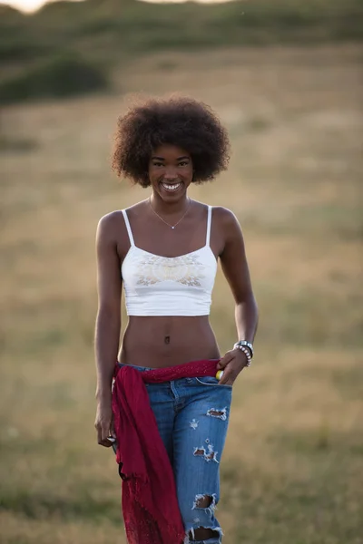 自然の中の若い黒人女性 — ストック写真